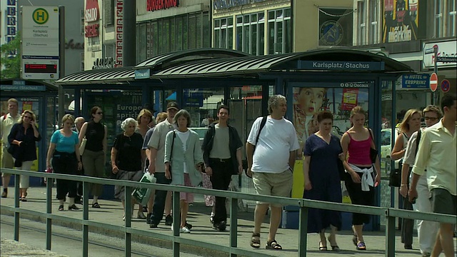 德国巴伐利亚慕尼黑，行人在人行道上行走视频素材