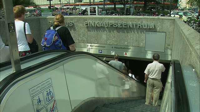 德国巴伐利亚州慕尼黑地铁站的自动扶梯上的人们视频素材