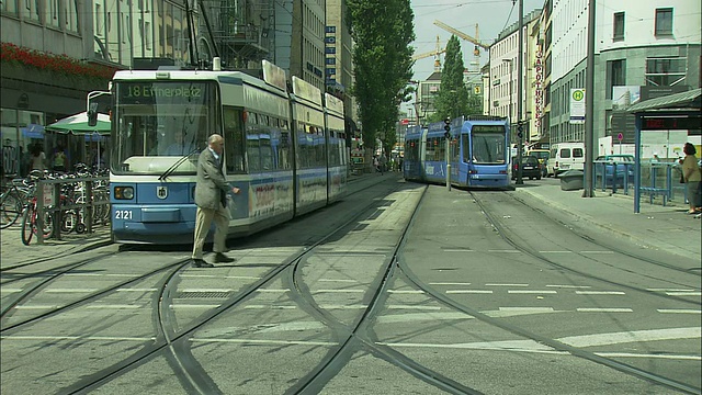德国巴伐利亚慕尼黑繁忙的有轨电车十字路口视频素材