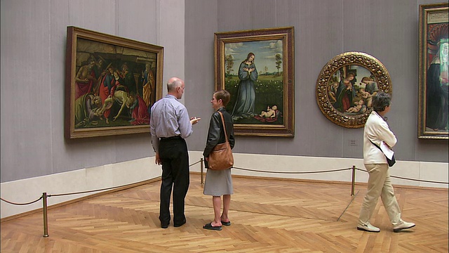 德国巴伐利亚州慕尼黑，游客在欣赏意大利文艺复兴时期的画作视频下载