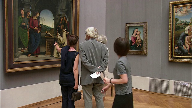 德国巴伐利亚州慕尼黑，游客们在欣赏拉斐尔的画作视频下载