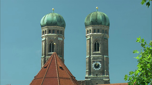 德国巴伐利亚慕尼黑，圣母教堂矗立在晴朗的天空下视频素材