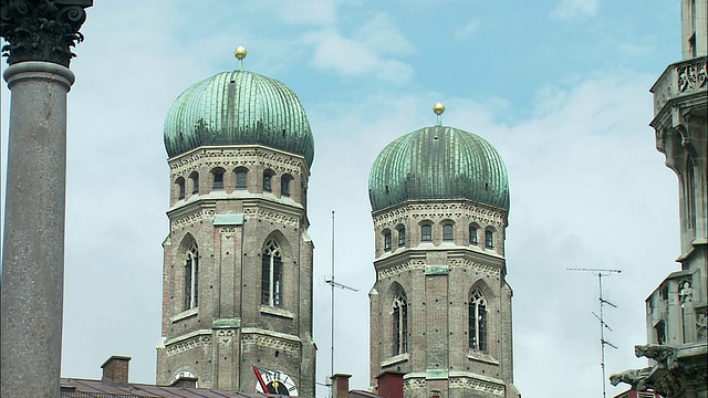 德国巴伐利亚州慕尼黑Marienplatz的ZI MS市政厅塔和圣玛丽大教堂塔为背景视频素材