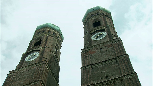 德国巴伐利亚慕尼黑，圣母教堂高耸入云视频下载