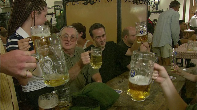 德国巴伐利亚州慕尼黑的霍夫布劳豪斯，人们边喝酒边唱歌视频素材