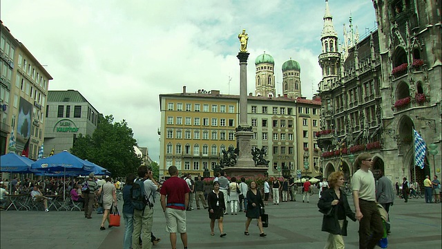 德国巴伐利亚州慕尼黑LA TD WS Neues Rathaus(市政厅)和玛丽广场，圣玛丽柱，圣母教堂塔为背景视频素材