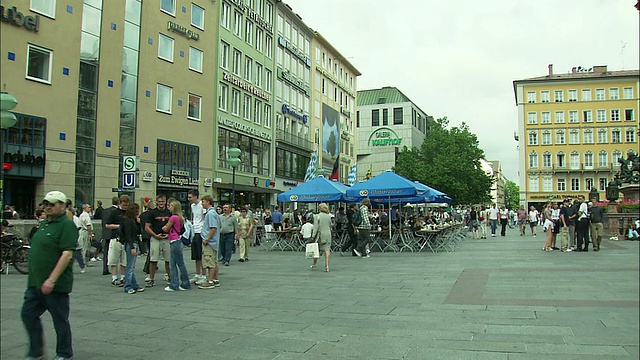 德国巴伐利亚州慕尼黑的玛丽安广场和圣玛丽柱(市政厅)视频素材