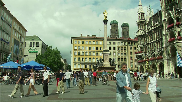 德国巴伐利亚州慕尼黑的玛丽广场与圣玛丽柱和新教堂(市政厅)，圣母教堂塔为背景视频素材