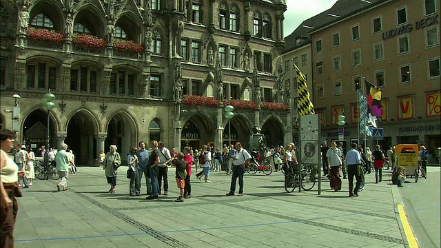 德国巴伐利亚州慕尼黑市的玛丽广场(WS PAN Marienplatz)、Neues Rathaus(市政厅)和圣玛丽柱、圣母教堂塔为背景视频素材