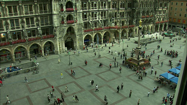 德国巴伐利亚州慕尼黑的WS HA PAN Marienplatz与圣玛丽柱和Neues Rathaus(市政厅)视频素材