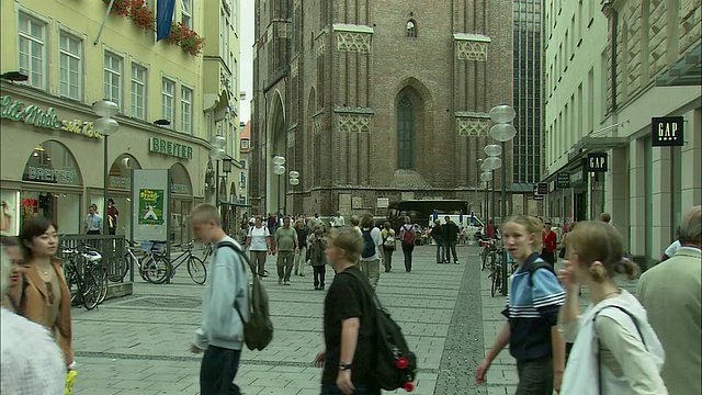 德国巴伐利亚州慕尼黑的玛丽安广场和圣母教堂视频素材