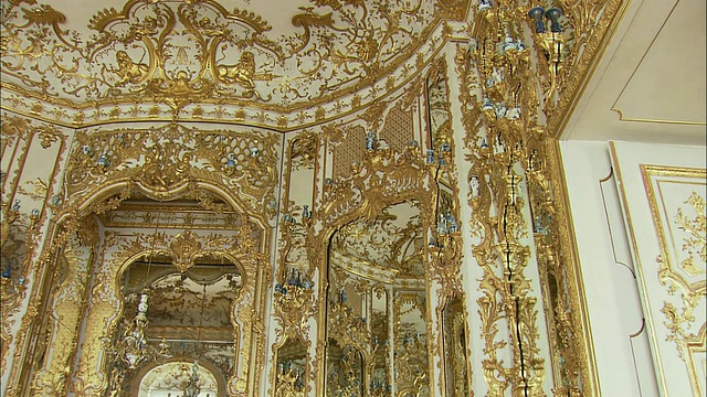 德国巴伐利亚州慕尼黑的墙壁和天花板上覆盖着巴洛克式的金色装饰视频素材