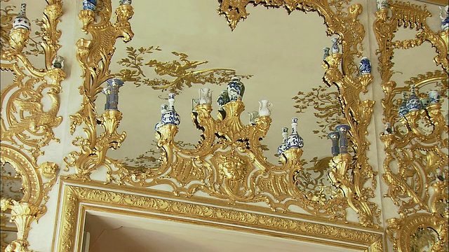 德国巴伐利亚州慕尼黑，位于巴伐利亚君主的皇家宫殿慕尼黑的金色巴洛克式墙壁装饰上的瓷瓶视频下载