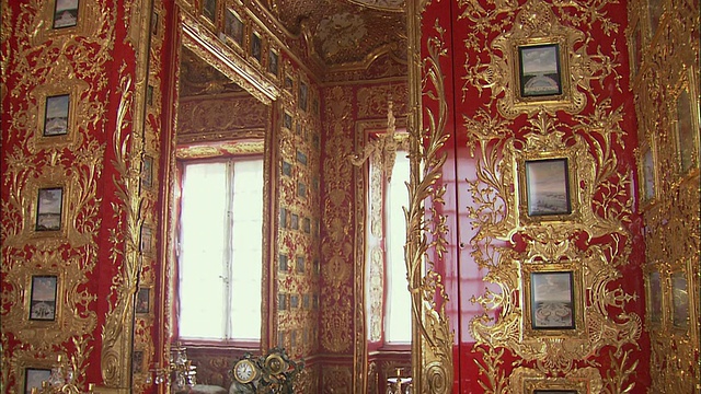 德国巴伐利亚州慕尼黑的宫殿墙壁和天花板上覆盖着巴洛克式的金色装饰视频下载