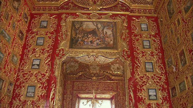 MS LA TD德国巴伐利亚州慕尼黑(巴伐利亚君主的皇家宫殿)的天花板和墙壁上覆盖着金色的巴洛克装饰视频素材