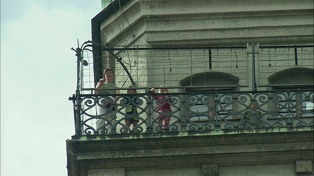 德国巴伐利亚州慕尼黑，圣彼得教堂的钟楼，游客从阳台眺望视频下载