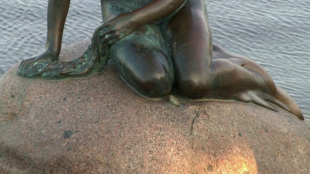 小美人鱼石像/丹麦哥本哈根，丹麦视频素材