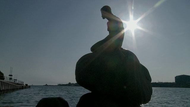 WS ZO小美人鱼石雕，背景是阳光/丹麦哥本哈根视频下载
