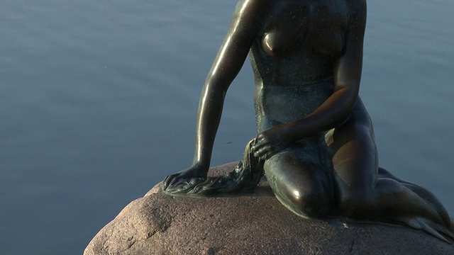 小美人鱼雕像/丹麦哥本哈根视频素材