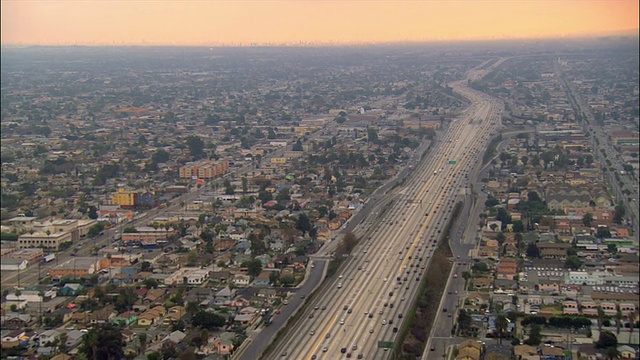 从洛杉矶中南部高速公路往长滩/加州洛杉矶方向的航拍视频下载