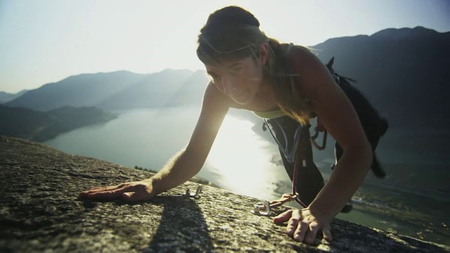 在加拿大不列颠哥伦比亚省的斯阔米什，一名女子爬上悬崖峭壁视频下载