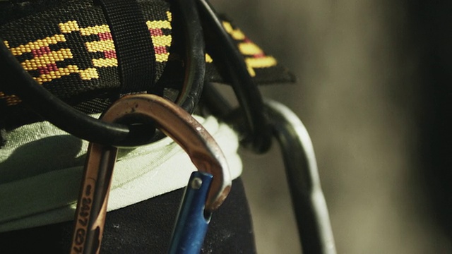 SLO MO CU SELECTIVE FOCUS女性攀岩钩钩火枪，斯奎米什，加拿大不列颠哥伦比亚省视频下载