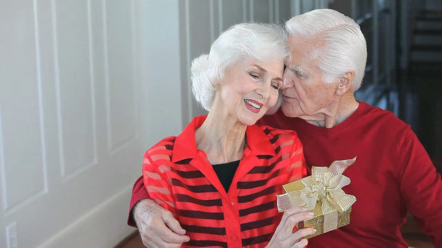 美国维吉尼亚州伊斯特维尔，在家里的走廊里，一位老人用礼物给妻子一个惊喜视频素材