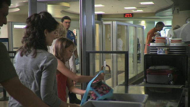 美国威斯康辛州阿普尔顿，MS Travelers推着行李通过机场安检视频下载