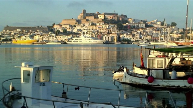 游艇停泊在西班牙巴利阿里群岛伊比沙岛伊比沙镇的老城港视频下载