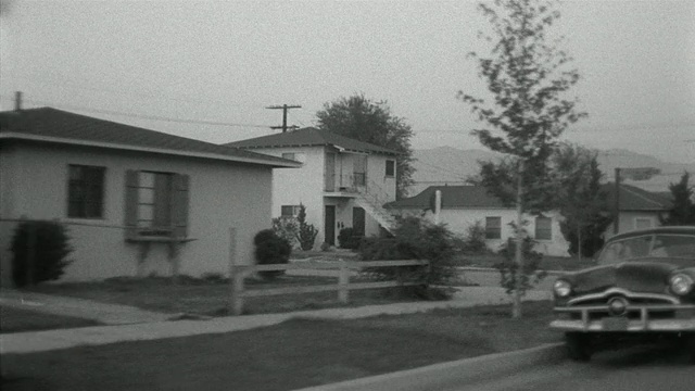 1955 POV汽车通过郊区/圣费尔南多谷，加利福尼亚视频素材
