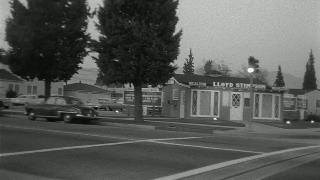 1955 POV汽车通过郊区和商业区/托卢卡湖，南加州视频素材