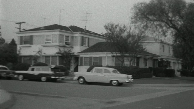1955 POV汽车通过郊区/托卢卡湖，南加州视频素材