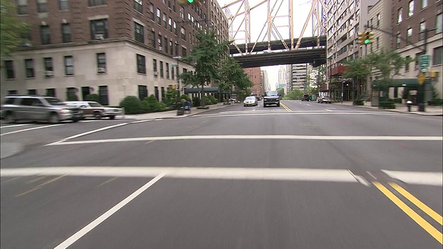 美国纽约皇后区大桥下的车辆驶过视频下载