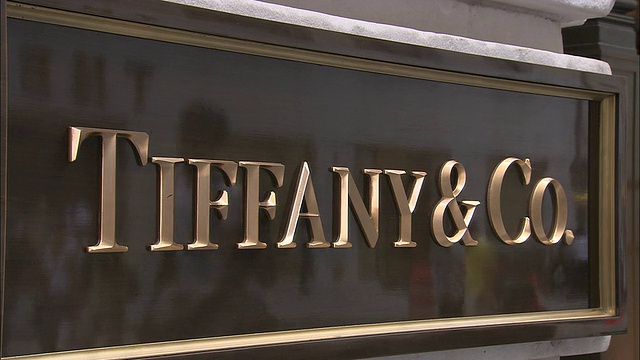 CU Tiffany & Co.标志在华尔街的行人反射/纽约，美国视频下载