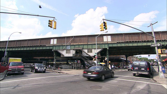 美国纽约皇后区罗斯福大道和埃尔姆赫斯特大道地铁站的WS视图视频下载