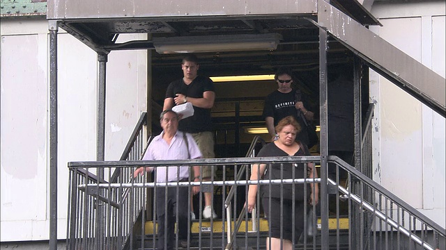 美国纽约皇后区，人们从地铁站出来视频下载