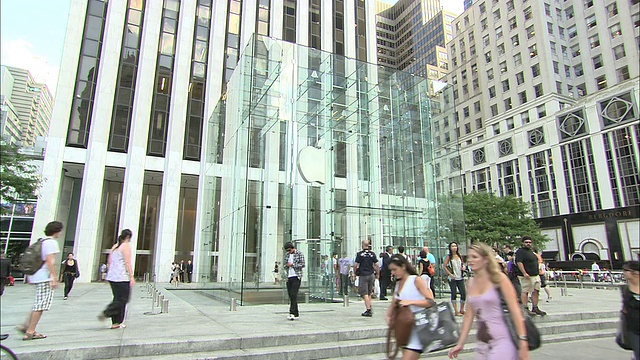 美国纽约，苹果商店，进出苹果商店的人视频下载