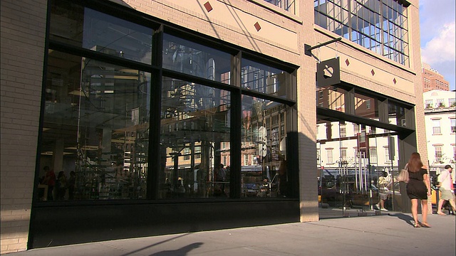 美国纽约，苹果商店，进出苹果商店的人视频下载