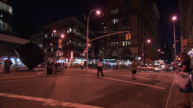 美国纽约，阿斯特广场晚上的人行道视图视频下载