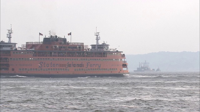 美国纽约，纽约，史泰登岛渡轮停靠纽约港视频下载