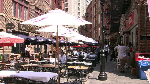 大家喜欢在户外咖啡厅吃午餐吗?在金融区/纽约市，美国纽约视频下载