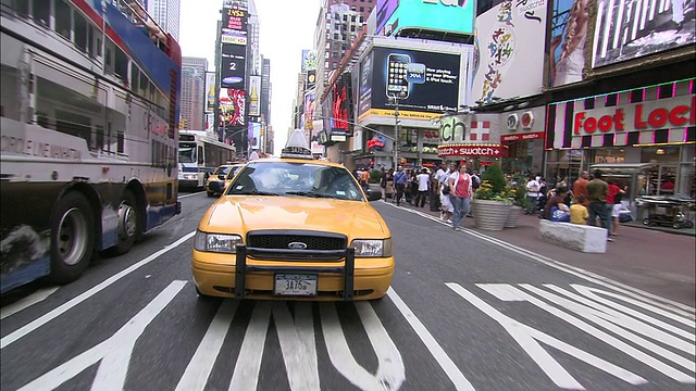 通过时代广场和剧院区第七大道的交通，纽约，美国视频下载