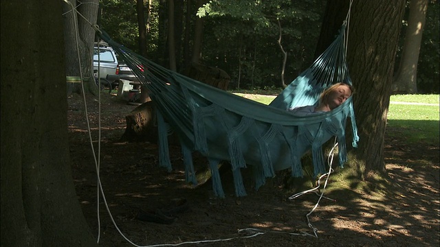 WS少女(14-15岁)睡在蓝色吊床，布永，比利时视频下载