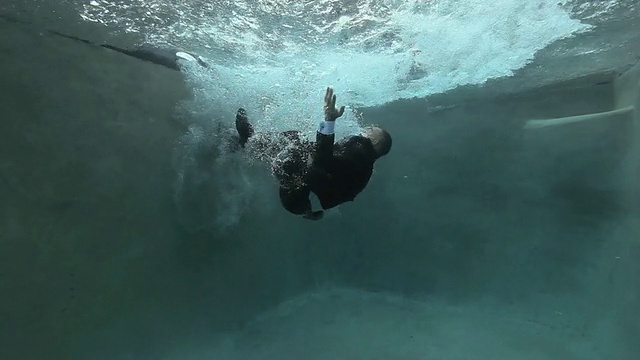 WS商人掉进游泳池，挣扎着浮出水面/里士满，弗吉尼亚州，美国视频下载