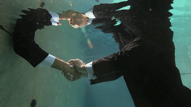 美国弗吉尼亚州里士满的游泳池里，两个商人在水下握手视频下载