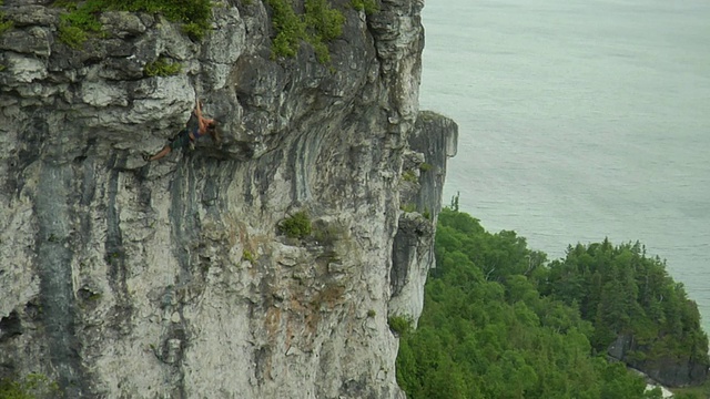 WS HA女攀登者攀登岩石，狮子头，安大略省，加拿大视频下载
