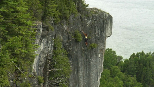 WS HA PAN女攀登者正在攀岩，狮子头，加拿大安大略省视频下载