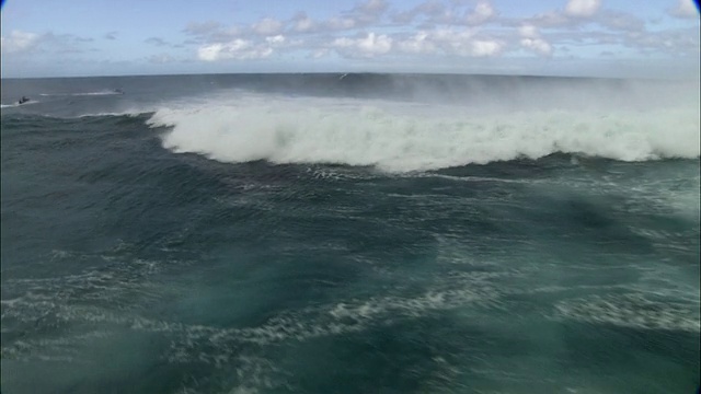美国夏威夷卡胡卢伊，大海浪形成和破碎视频素材