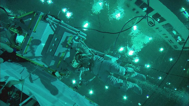 WS洛杉矶宇航员在中性浮力实验室水下工作，从下面看，休斯顿，德克萨斯州，美国视频下载