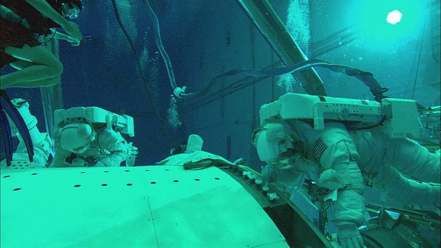 MS TS宇航员在美国德克萨斯州休斯顿的中性浮力实验室的国际空间站的模拟水下工作视频素材